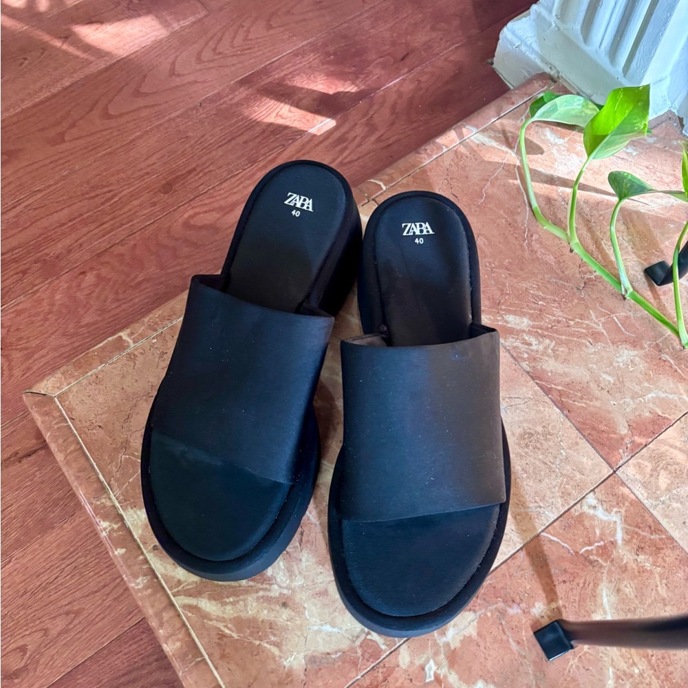 Zara Black Open-Toe Slides